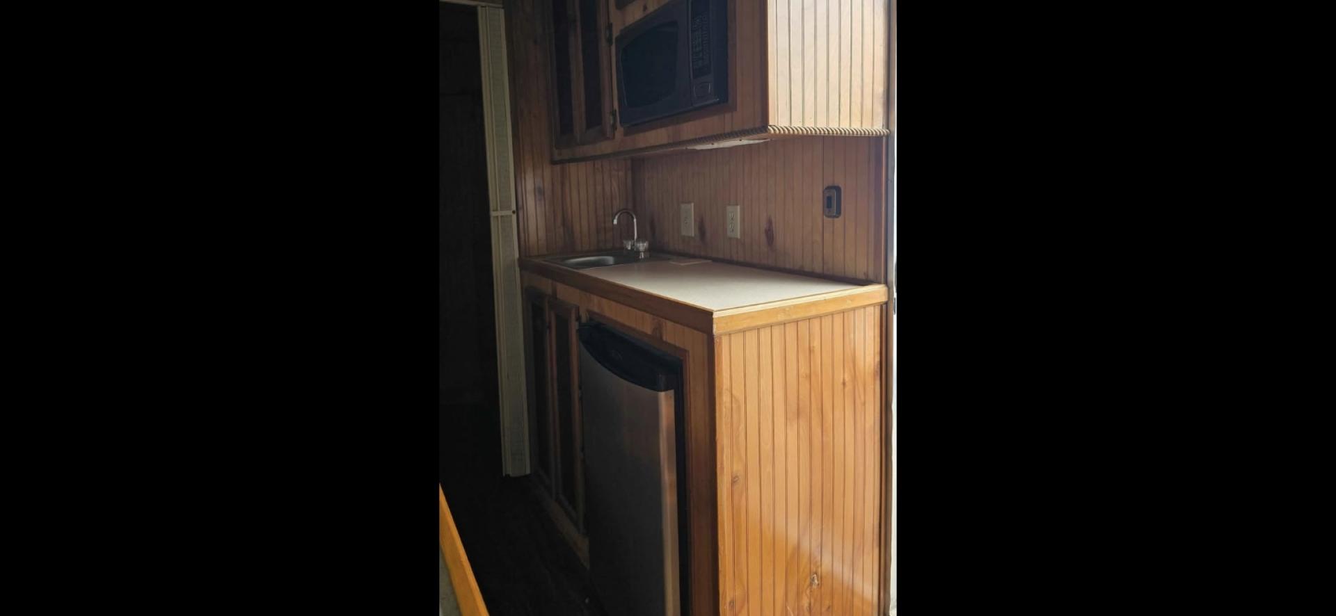 2005 White Integrity 4 Horse LQ , located at 923 US HWY 87 E., Billings, MT, 59101, (406) 245-0456, 45.795788, -108.451881 - Photo#9