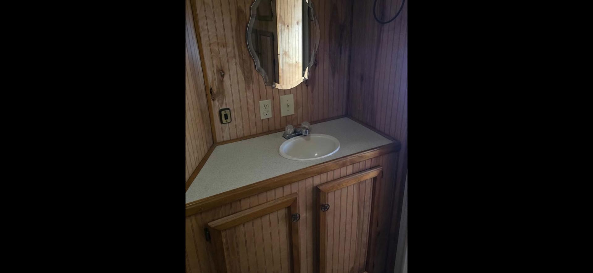 2005 White Integrity 4 Horse LQ , located at 923 US HWY 87 E., Billings, MT, 59101, (406) 245-0456, 45.795788, -108.451881 - Photo#12