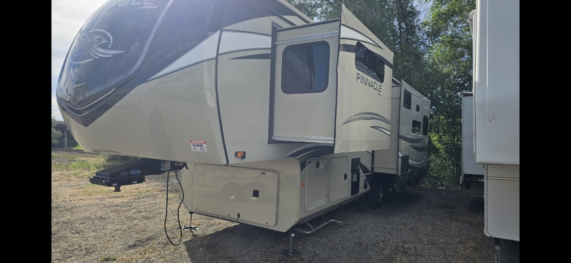 2021 Brown Jayco Pinnacle , located at 923 US HWY 87 E., Billings, MT, 59101, (406) 245-0456, 45.795788, -108.451881 - 2021 Jayco Pinnacle 32RLTS Located in Billings MT $49,900 WOW HOME AWAY FROM HOME-- 3 slides, 32', king size bed platform, full body paint. Heated and enclosed under belly, dual A/C's, auto seek satellite dish, onan 5500LP generator, washer dryer hookups, central vac, solid surface counter to- Photo#0