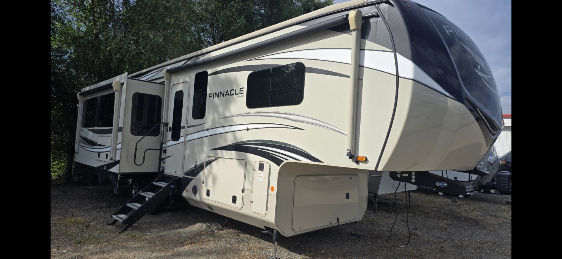2021 Brown Jayco Pinnacle , located at 923 US HWY 87 E., Billings, MT, 59101, (406) 245-0456, 45.795788, -108.451881 - 2021 Jayco Pinnacle 32RLTS Located in Billings MT $49,900 WOW HOME AWAY FROM HOME-- 3 slides, 32', king size bed platform, full body paint. Heated and enclosed under belly, dual A/C's, auto seek satellite dish, onan 5500LP generator, washer dryer hookups, central vac, solid surface counter to- Photo#1
