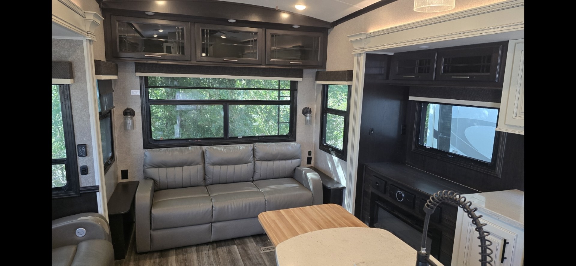 2021 Brown Jayco Pinnacle , located at 923 US HWY 87 E., Billings, MT, 59101, (406) 245-0456, 45.795788, -108.451881 - 2021 Jayco Pinnacle 32RLTS Located in Billings MT $49,900 WOW HOME AWAY FROM HOME-- 3 slides, 32', king size bed platform, full body paint. Heated and enclosed under belly, dual A/C's, auto seek satellite dish, onan 5500LP generator, washer dryer hookups, central vac, solid surface counter to- Photo#6