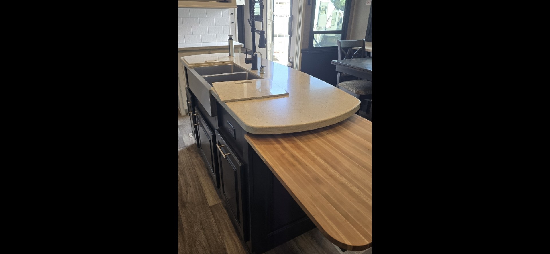 2021 Brown Jayco Pinnacle , located at 923 US HWY 87 E., Billings, MT, 59101, (406) 245-0456, 45.795788, -108.451881 - 2021 Jayco Pinnacle 32RLTS Located in Billings MT $49,900 WOW HOME AWAY FROM HOME-- 3 slides, 32', king size bed platform, full body paint. Heated and enclosed under belly, dual A/C's, auto seek satellite dish, onan 5500LP generator, washer dryer hookups, central vac, solid surface counter to- Photo#11