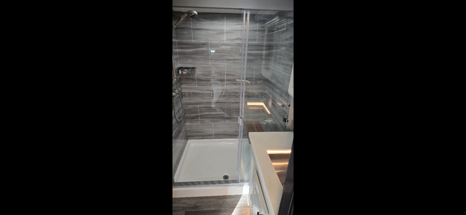 2021 Brown Jayco Pinnacle , located at 923 US HWY 87 E., Billings, MT, 59101, (406) 245-0456, 45.795788, -108.451881 - 2021 Jayco Pinnacle 32RLTS Located in Billings MT $49,900 WOW HOME AWAY FROM HOME-- 3 slides, 32', king size bed platform, full body paint. Heated and enclosed under belly, dual A/C's, auto seek satellite dish, onan 5500LP generator, washer dryer hookups, central vac, solid surface counter to- Photo#14