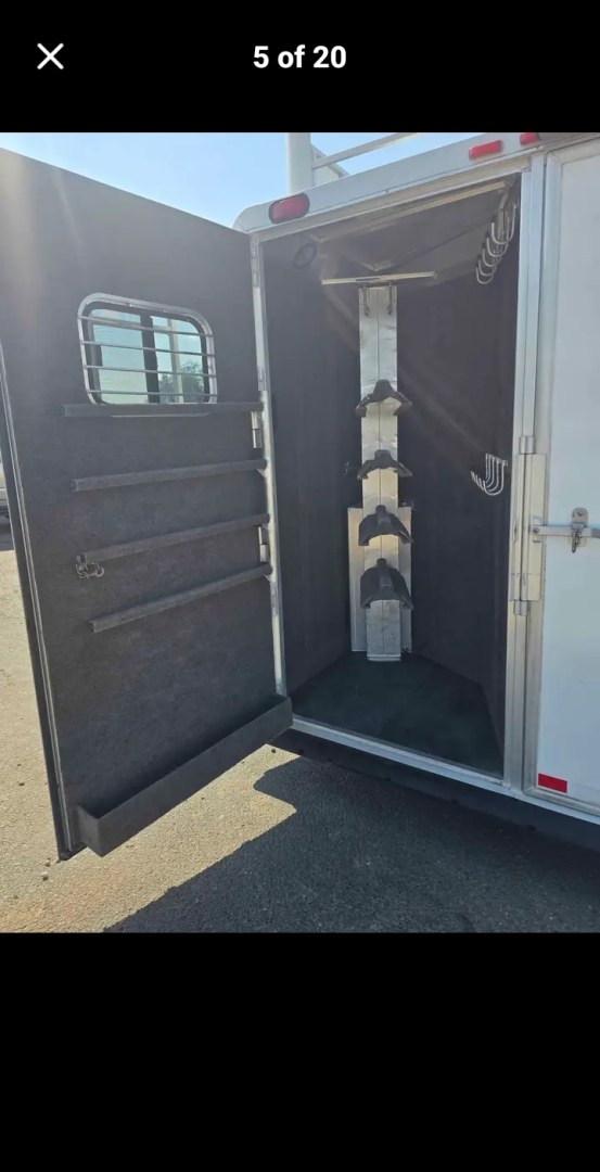 2003 White Bloomer 4 Horse LQ , located at 923 US HWY 87 E., Billings, MT, 59101, (406) 245-0456, 45.795788, -108.451881 - 2003 Bloomer 4 Horse LQ 2003 Bloomer 4 horse 8 wide Located in Billings MT $49,900 2003 Bloomer 4 Horse 8 wide. This is an immaculate 4 horse bloomer trailer. It is aluminum on aluminum. Mangers w fold down windows on the front side. The onan 4k gen will run everything all at the same- Photo#3