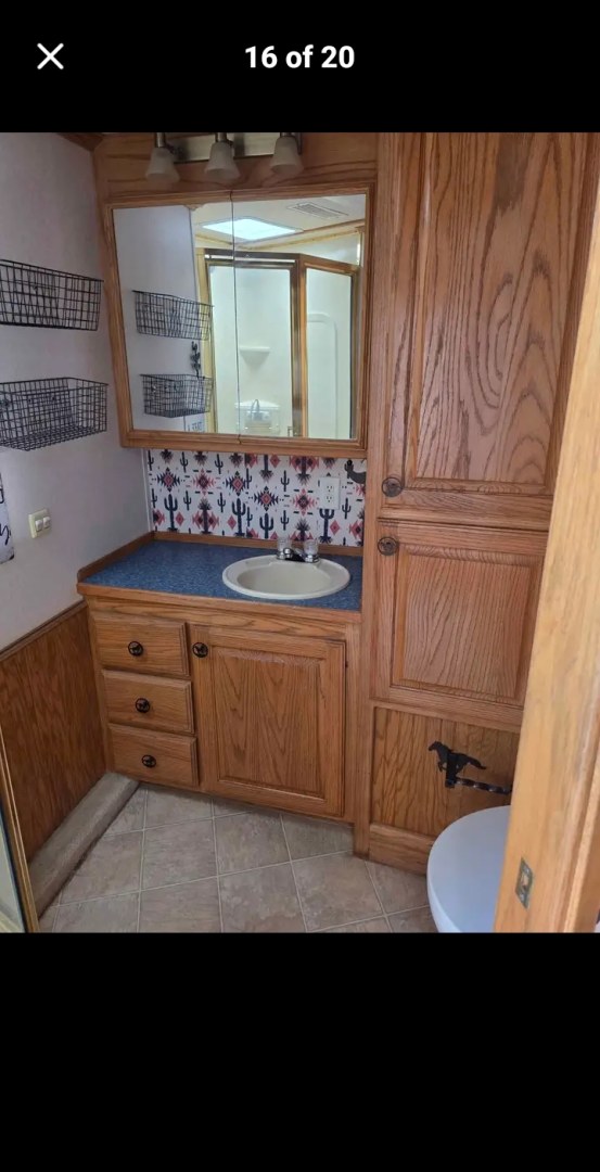 2003 White Bloomer 4 Horse LQ , located at 923 US HWY 87 E., Billings, MT, 59101, (406) 245-0456, 45.795788, -108.451881 - 2003 Bloomer 4 Horse LQ 2003 Bloomer 4 horse 8 wide Located in Billings MT $49,900 2003 Bloomer 4 Horse 8 wide. This is an immaculate 4 horse bloomer trailer. It is aluminum on aluminum. Mangers w fold down windows on the front side. The onan 4k gen will run everything all at the same- Photo#14