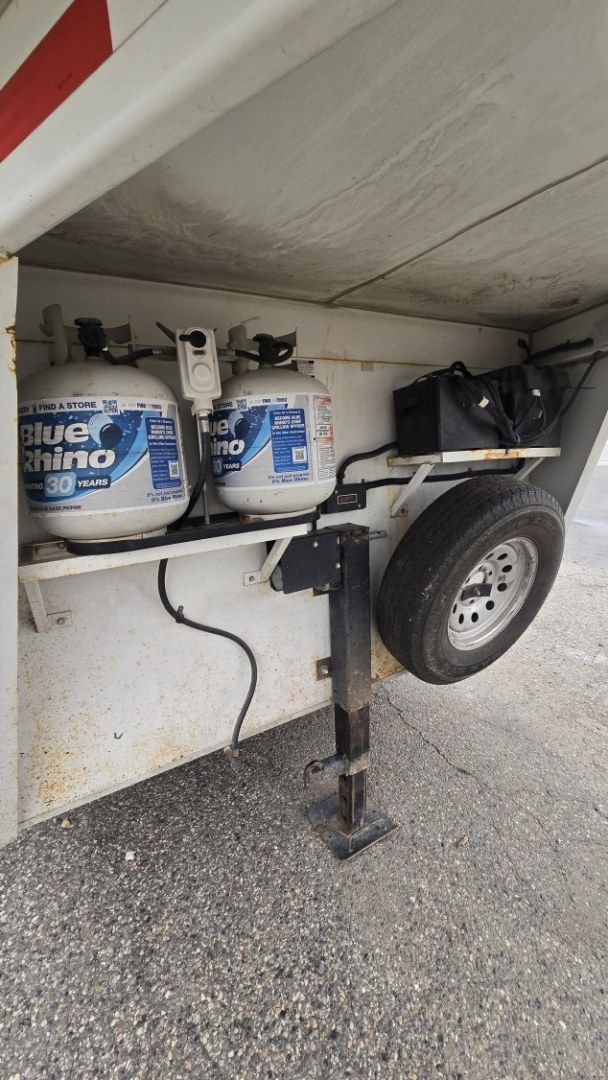 2012 White Bison Trail Express , located at 923 US HWY 87 E., Billings, MT, 59101, (406) 245-0456, 45.795788, -108.451881 - 2012 Bison Trail Epress 380 LQ Located in Billings MT $25,900 This is a really nice 2 owner, 3 horse, 7' wide, living quarter horse trailer. Aluminum on steel, auto awning and auto front jacks, full bath, shower, toilet, a/c, furnace, hot water, stud stall, fold down windows on front. Front que- Photo#2