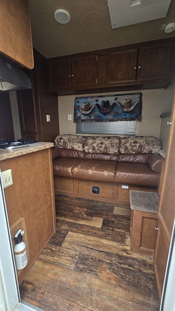 2012 White Bison Trail Express , located at 923 US HWY 87 E., Billings, MT, 59101, (406) 245-0456, 45.795788, -108.451881 - 2012 Bison Trail Epress 380 LQ Located in Billings MT $25,900 This is a really nice 2 owner, 3 horse, 7' wide, living quarter horse trailer. Aluminum on steel, auto awning and auto front jacks, full bath, shower, toilet, a/c, furnace, hot water, stud stall, fold down windows on front. Front que- Photo#4