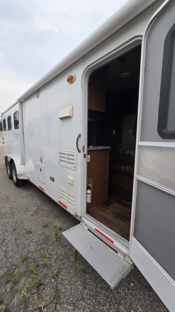 2012 White Bison Trail Express , located at 923 US HWY 87 E., Billings, MT, 59101, (406) 245-0456, 45.795788, -108.451881 - 2012 Bison Trail Epress 380 LQ Located in Billings MT $25,900 This is a really nice 2 owner, 3 horse, 7' wide, living quarter horse trailer. Aluminum on steel, auto awning and auto front jacks, full bath, shower, toilet, a/c, furnace, hot water, stud stall, fold down windows on front. Front que- Photo#3