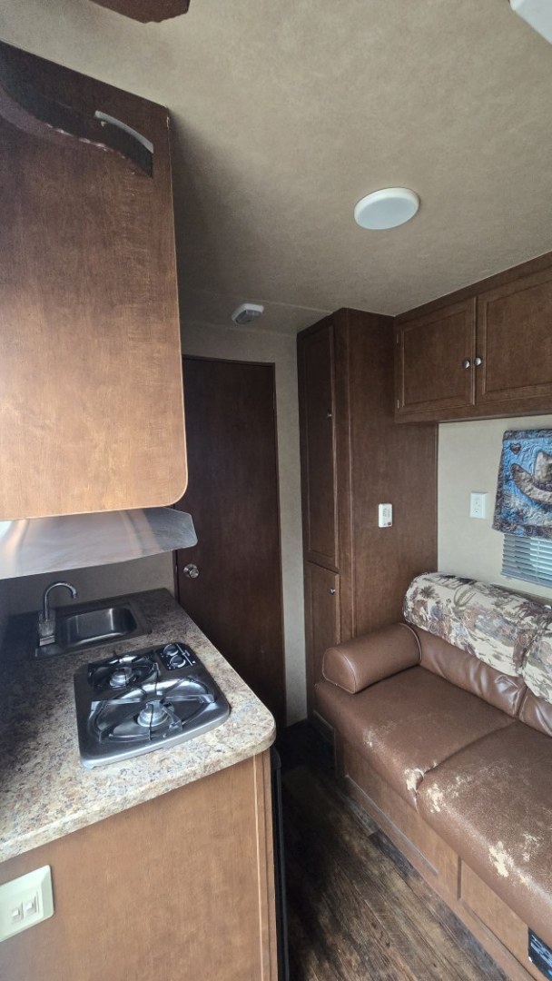 2012 White Bison Trail Express , located at 923 US HWY 87 E., Billings, MT, 59101, (406) 245-0456, 45.795788, -108.451881 - 2012 Bison Trail Epress 380 LQ Located in Billings MT $25,900 This is a really nice 2 owner, 3 horse, 7' wide, living quarter horse trailer. Aluminum on steel, auto awning and auto front jacks, full bath, shower, toilet, a/c, furnace, hot water, stud stall, fold down windows on front. Front que- Photo#6