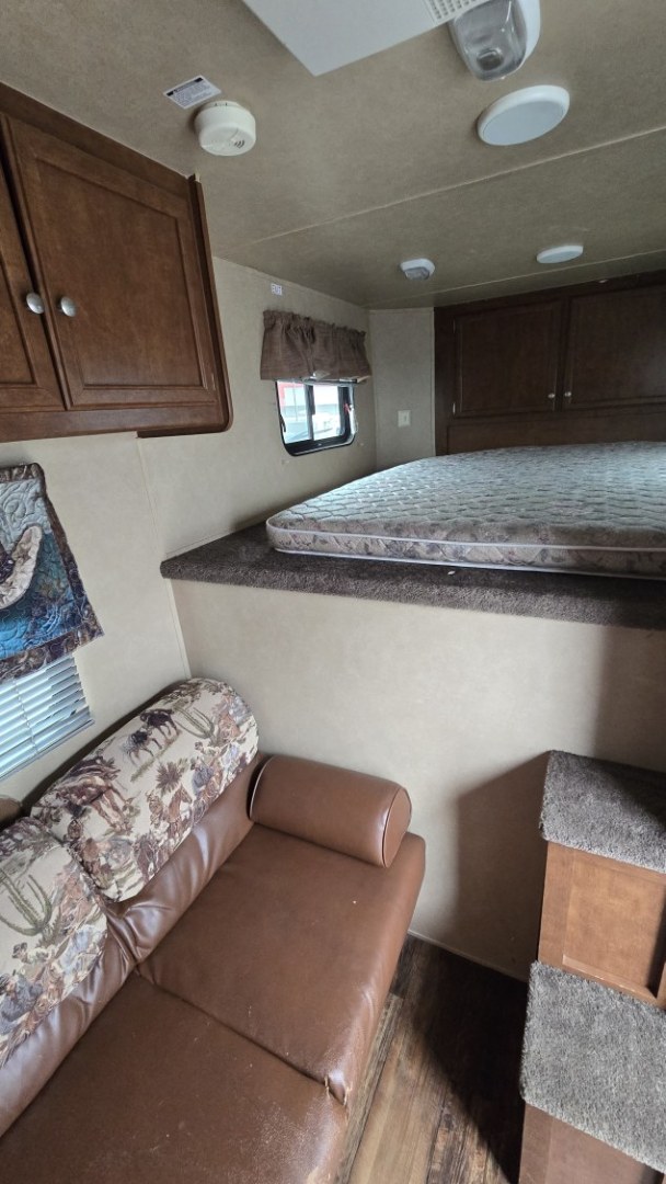2012 White Bison Trail Express , located at 923 US HWY 87 E., Billings, MT, 59101, (406) 245-0456, 45.795788, -108.451881 - 2012 Bison Trail Epress 380 LQ Located in Billings MT $25,900 This is a really nice 2 owner, 3 horse, 7' wide, living quarter horse trailer. Aluminum on steel, auto awning and auto front jacks, full bath, shower, toilet, a/c, furnace, hot water, stud stall, fold down windows on front. Front que- Photo#12