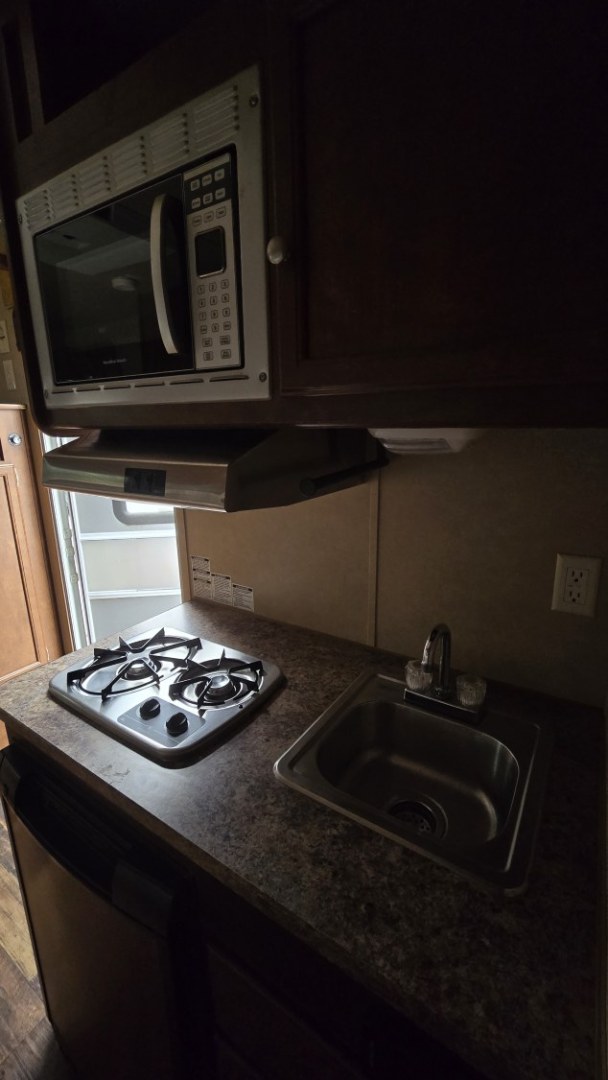 2012 White Bison Trail Express , located at 923 US HWY 87 E., Billings, MT, 59101, (406) 245-0456, 45.795788, -108.451881 - 2012 Bison Trail Epress 380 LQ Located in Billings MT $25,900 This is a really nice 2 owner, 3 horse, 7' wide, living quarter horse trailer. Aluminum on steel, auto awning and auto front jacks, full bath, shower, toilet, a/c, furnace, hot water, stud stall, fold down windows on front. Front que- Photo#14