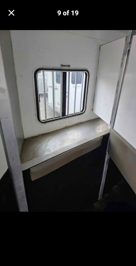 2011 Bison Stratus Express , located at 923 US HWY 87 E., Billings, MT, 59101, (406) 245-0456, 45.795788, -108.451881 - 2011 Bison Stratus 8414 bunk house w/slide Located in Billings MT $38,500 This 8 wide bunk house is aluminum on aluminum w all the options. The windows fold down front and rear. It has mangers and storage under the mangers. The huge walk in mud room allows for taking off the muddy clothes.- Photo#7