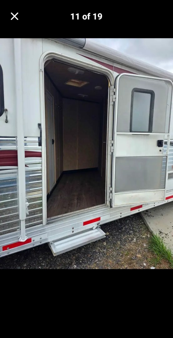 2011 Bison Stratus Express , located at 923 US HWY 87 E., Billings, MT, 59101, (406) 245-0456, 45.795788, -108.451881 - 2011 Bison Stratus 8414 bunk house w/slide Located in Billings MT $38,500 This 8 wide bunk house is aluminum on aluminum w all the options. The windows fold down front and rear. It has mangers and storage under the mangers. The huge walk in mud room allows for taking off the muddy clothes.- Photo#9