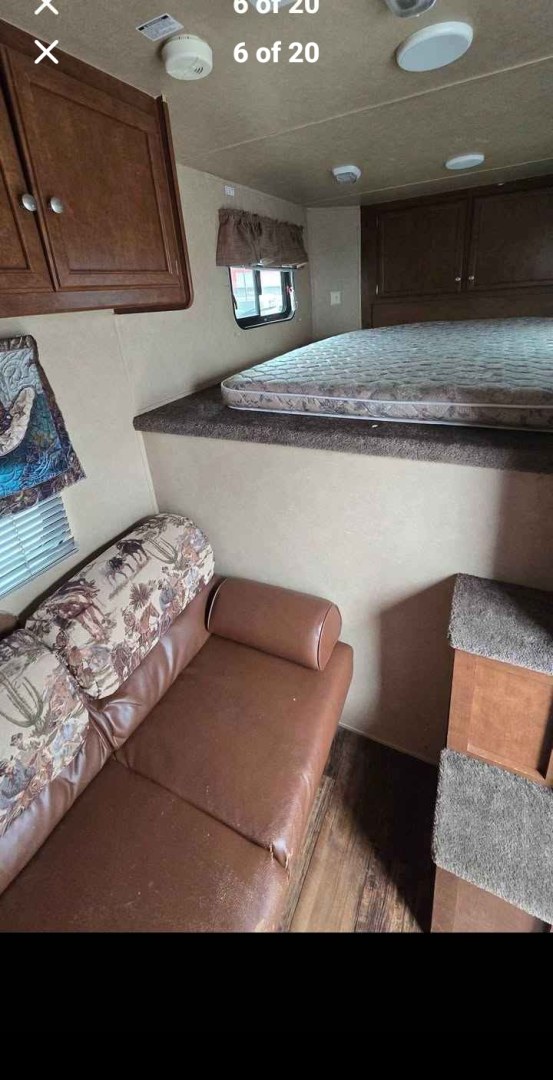 2012 White Bison Trail Express , located at 923 US HWY 87 E., Billings, MT, 59101, (406) 245-0456, 45.795788, -108.451881 - 2012 Bison Trail Epress 380 Located in Billings MT $25,900 This is a really nice 2 owner, 3 horse, 7' wide, living quarter horse trailer. Aluminum on steel, auto awning and auto front jacks, full bath, shower, toilet, a/c, furnace, hot water, stud stall, fold down windows on front. Front quee- Photo#5