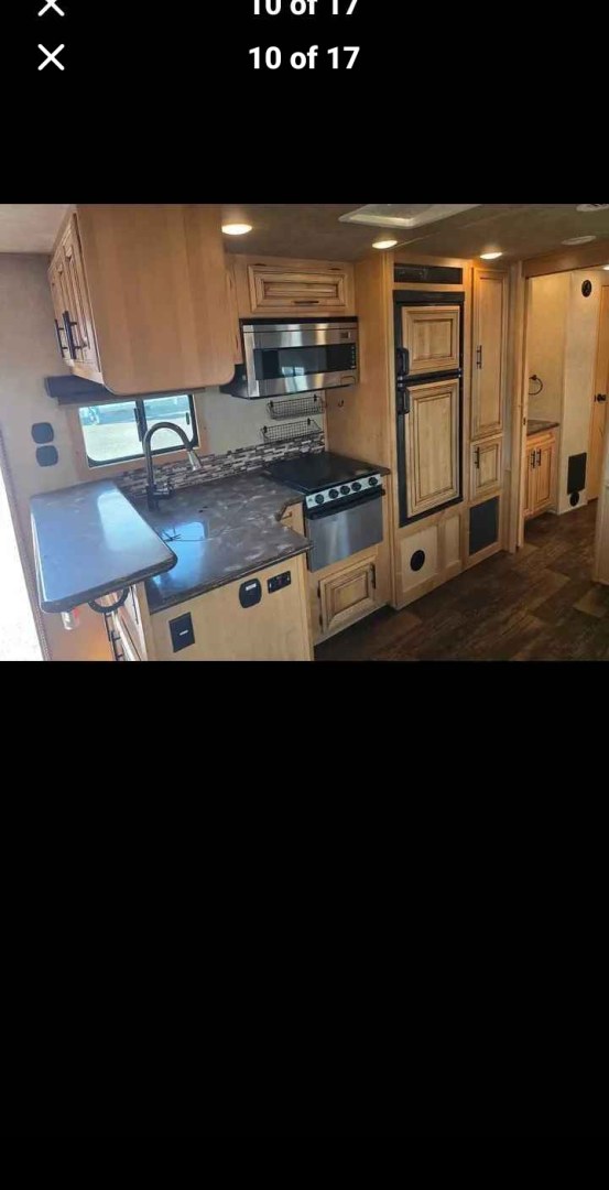 2017 White Bison Premiere , located at 923 US HWY 87 E., Billings, MT, 59101, (406) 245-0456, 45.795788, -108.451881 - ABSOLUTELY GORGEOUS!!!! 2017 Bison Premiere 8317PR Located in Billings MT $74,500 LOOKS BRAND NEW!!!! This 3 horse, 8 wide, 17' LQ, total length 40', dry weight 12,000 lbs, interior height 7'6", aluminum on aluminum is immaculate and has barely been used. Front queen bed and the couch an- Photo#9